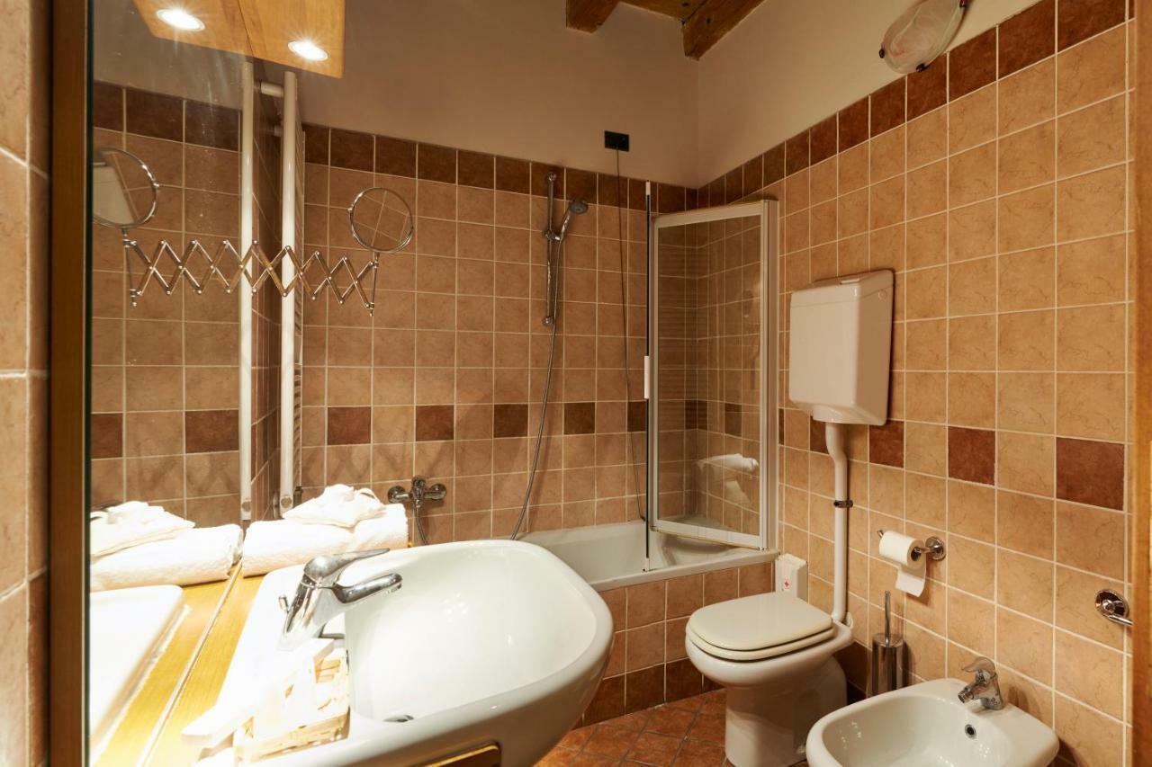 Antico Borgo Aparthotel Bergamo Exteriör bild